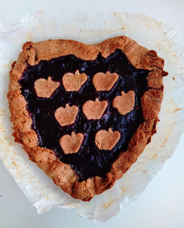 Un cuore di crostata di mandorle e grano saraceno... vegan e senza glutine