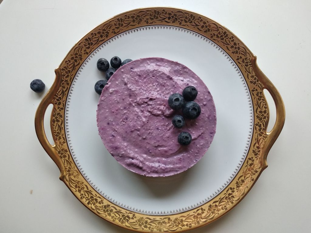 Torta crudista ai frutti di bosco nel piatto