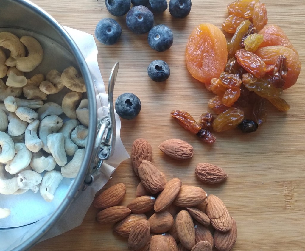 Gli ingredienti per la torta crudista ai frutti di bosco