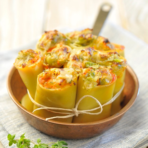 Charlotte di paccheri lisci, ripieni di crema di patate, cannellini e scarola, in pentolino di rame