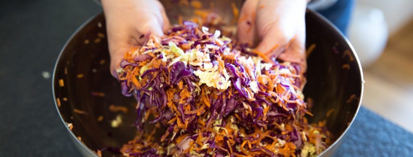 L'insalata coraggiosa (coleslaw salad) si condisce con le mani di ockstyle