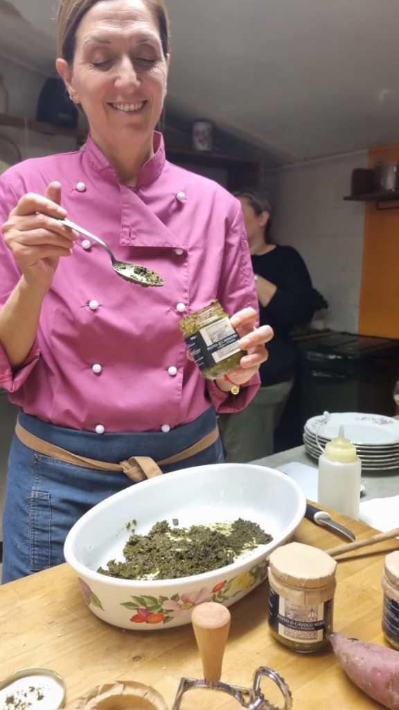 Chef Simona Scarone all'opera durante uno Yoga & Food Retreat