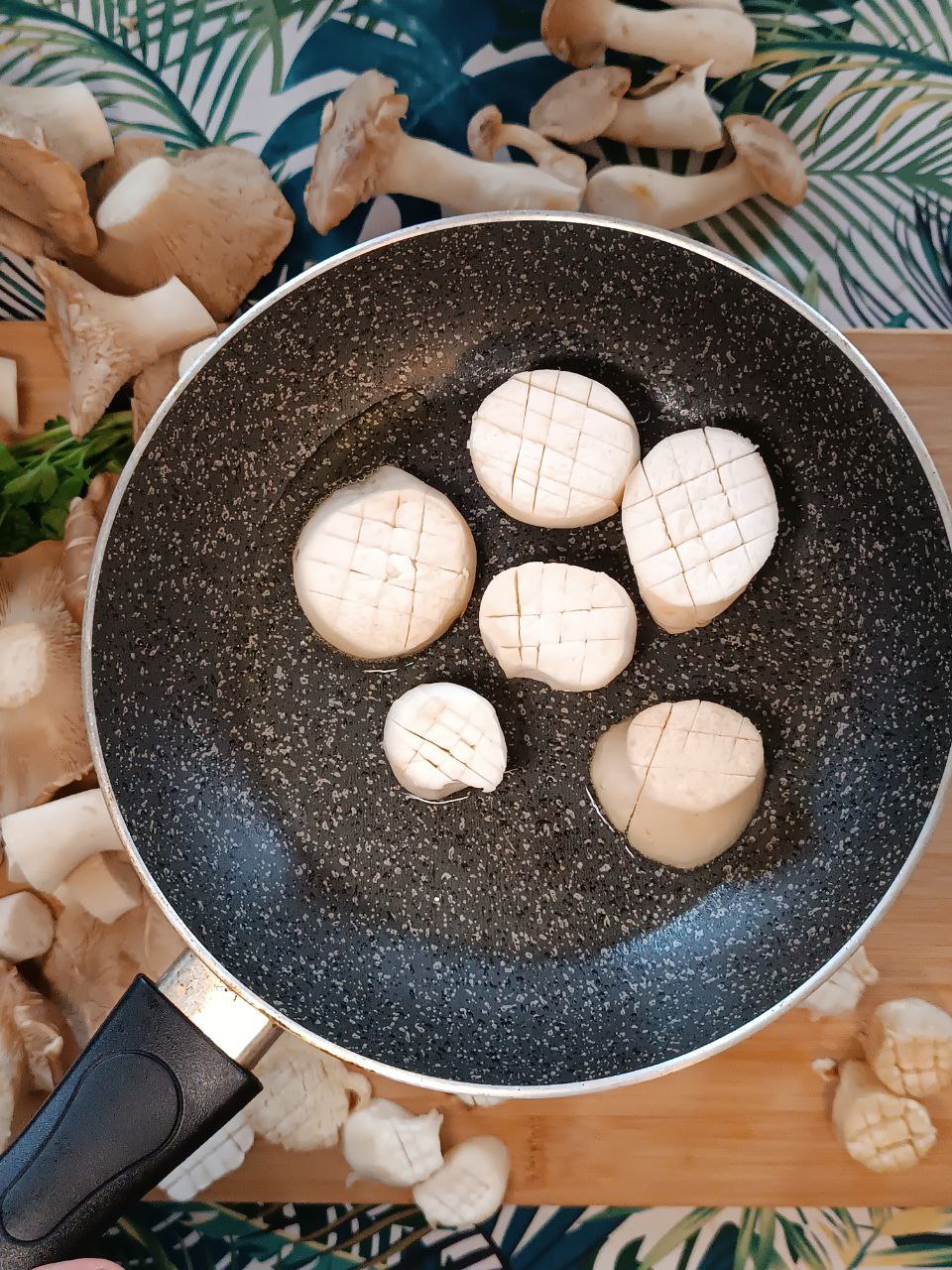 Incisione dei pezzi di gambo | Mari e monti: Le finte capesante fatte con i funghi Cardoncelli...