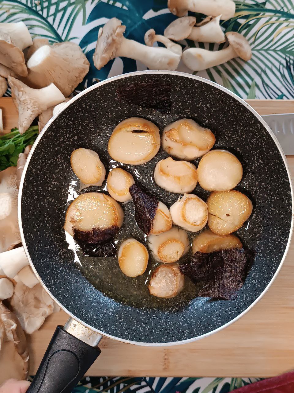 Cottura in padella | Mari e monti: Le finte capesante fatte con i funghi Cardoncelli...