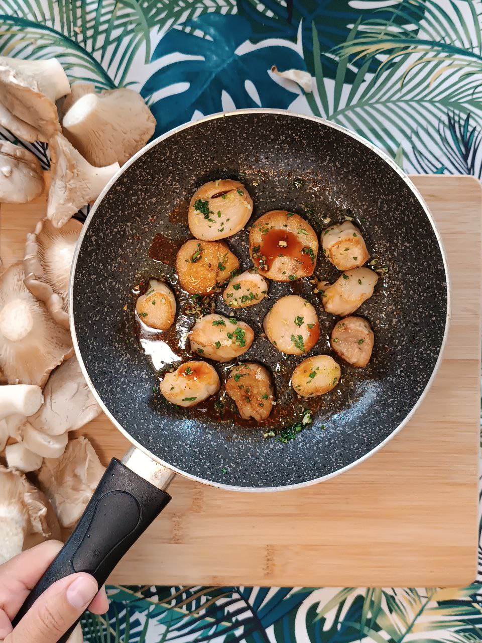 Finte capesante in padella con una lacrima di salsa di soia | Mari e monti: Le finte capesante fatte con i funghi Cardoncelli...