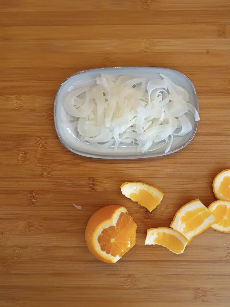 Insalata di finocchi, arance e olive taggiasche: arancia pelata a vivo