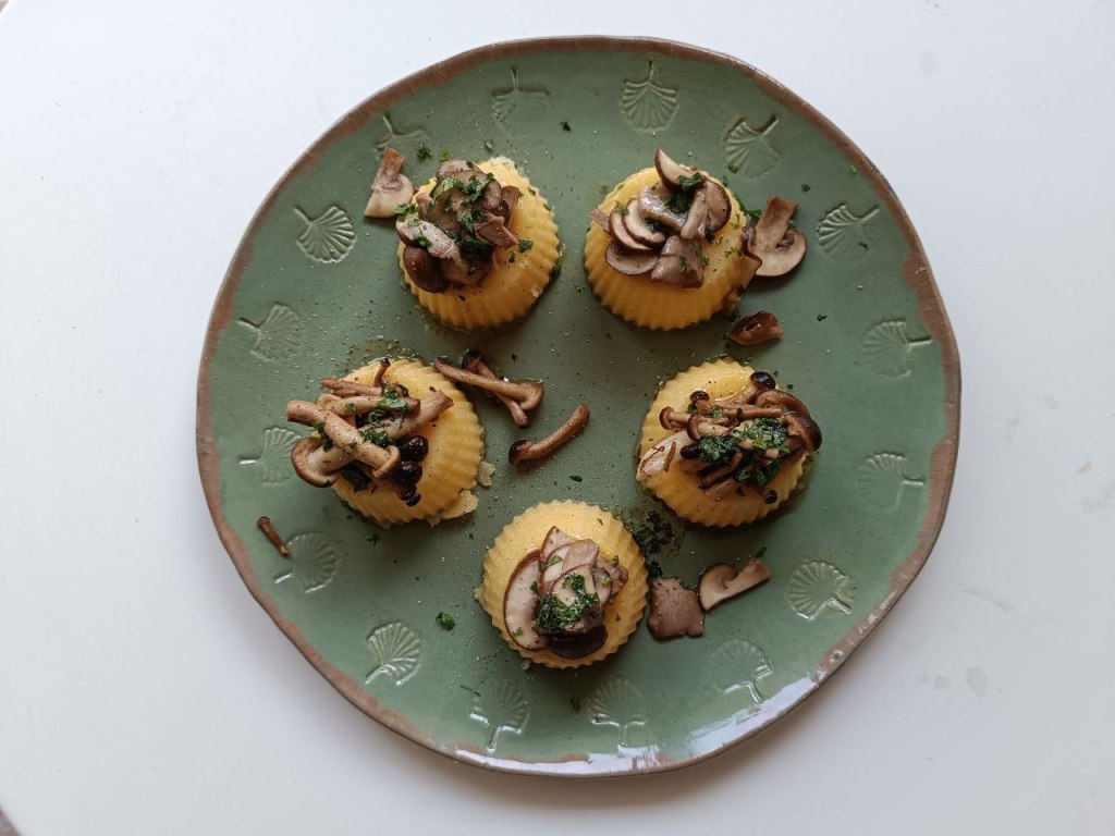 Secondi sfiziosi - Polentine con champignon ‘crema’ e pioppini