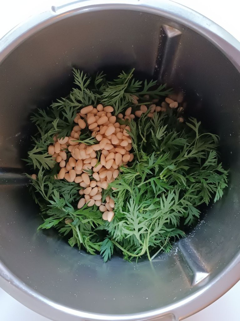 Le cime pronte nel frullatore con i pinoli (pesto di barbe di carota)