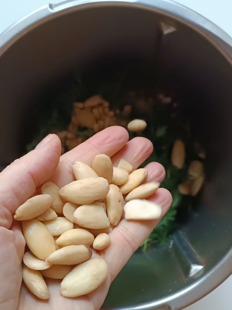Aggiungere le mandorle nel frullatore con il resto (pesto di barbe di carota)