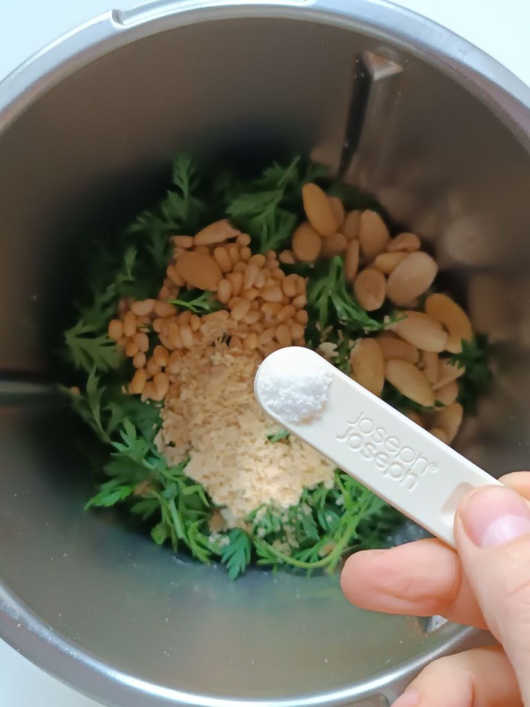 Aggiungere il sale (pesto di barbe di carota)