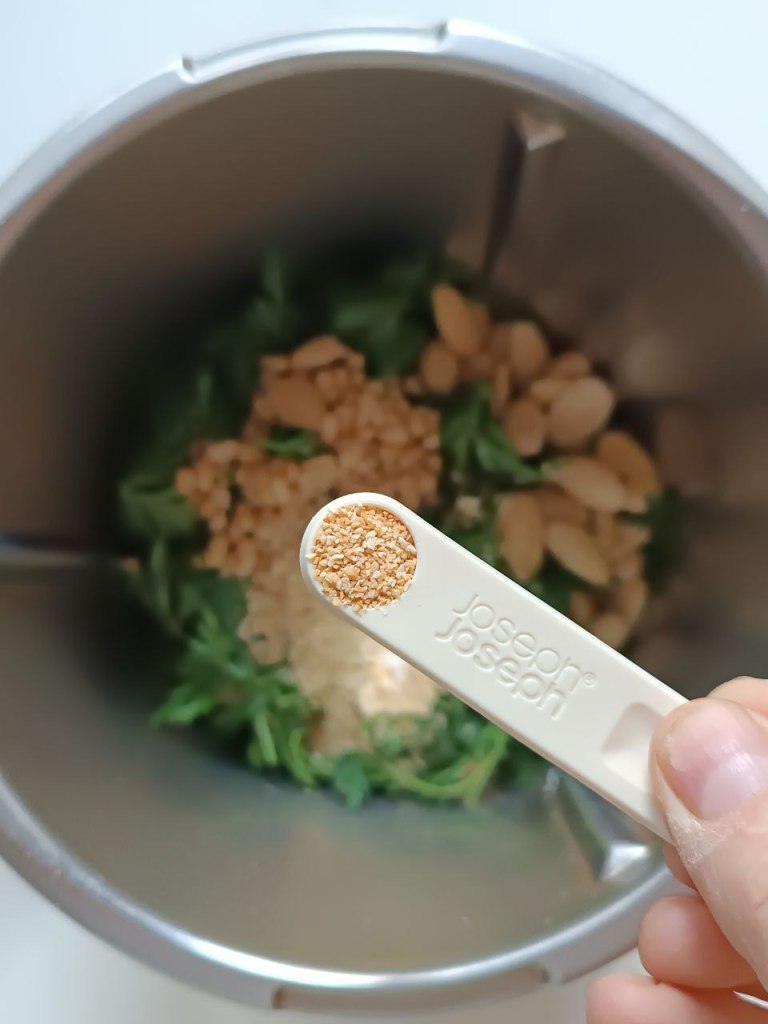 Aggiungere l'aglio (pesto di barbe di carota)