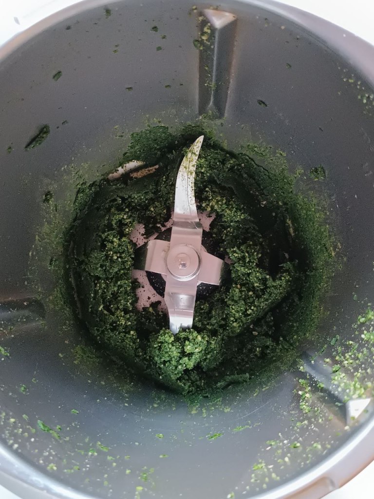 Primo giro nel frullatore per il pesto di barbe di carota