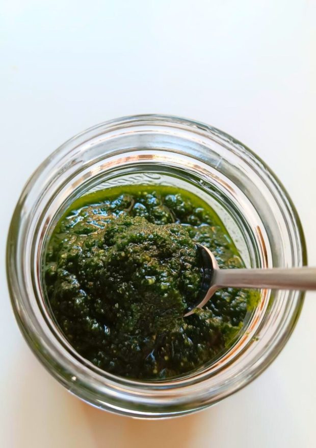 Il pesto di barbe di carota è pronto nel vasetto